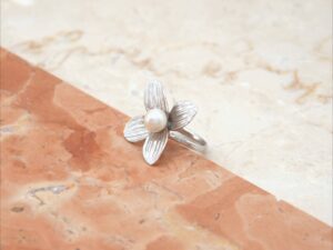ANELLO FIORE ORO BIANCO CON PERLA