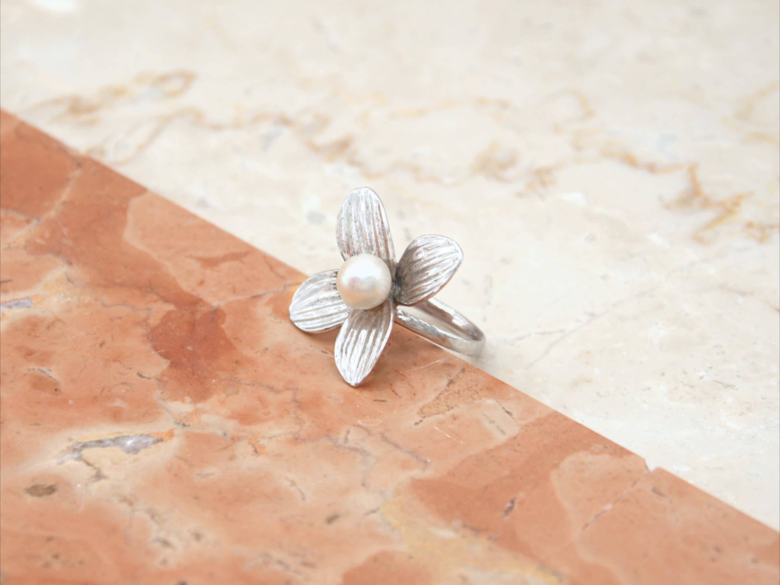 ANELLO FIORE ORO BIANCO CON PERLA